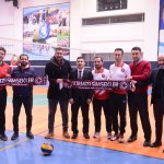 Kırmızı Şimşekler’den voleybol takımına destek