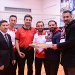 Kırmızı Şimşekler’den voleybol takımına destek
