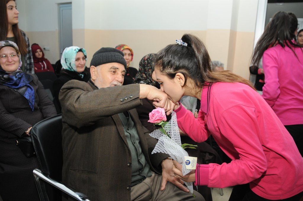 Gençlerden, ulu çınarlara sürpriz etkinlik