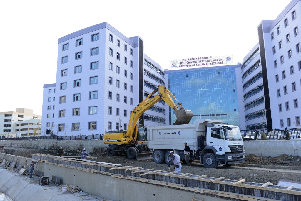 Yeni hastane etrafına yeni yollar ve otoparklar yapıyor