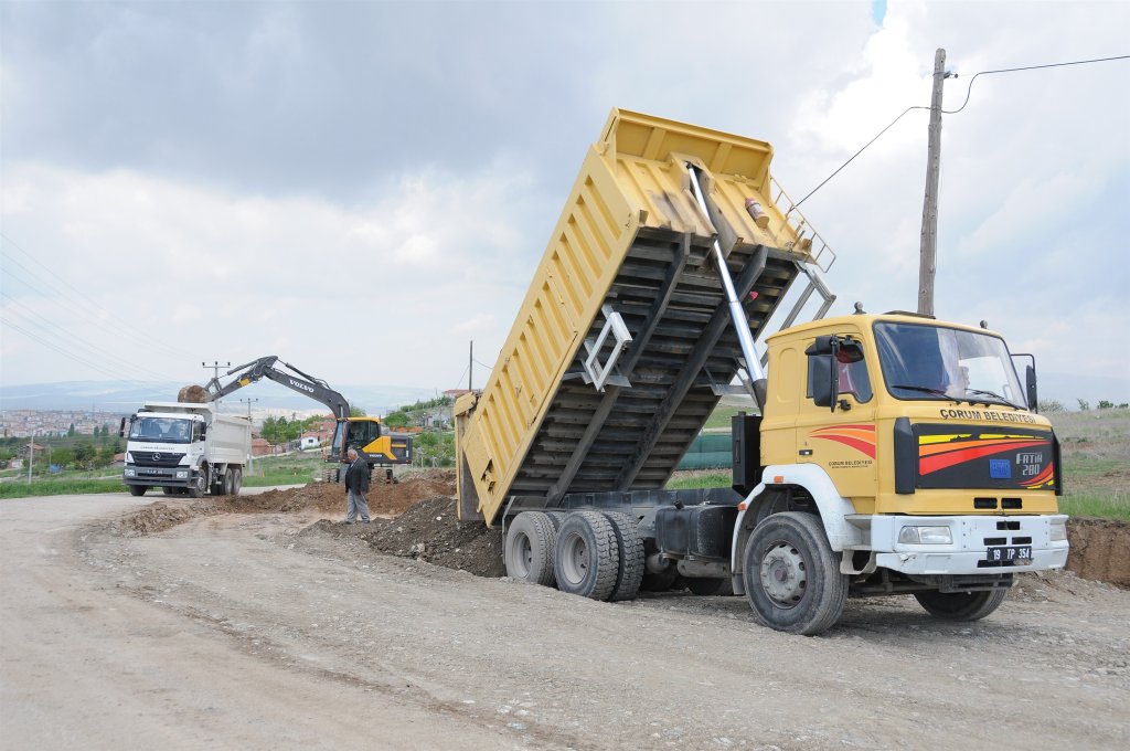 Yol yapım çalışmalarına devam ediyoruz
