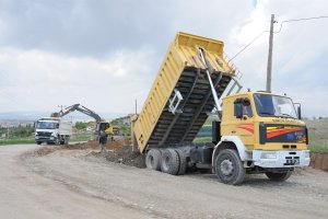 Yol yapım çalışmalarına devam ediyoruz