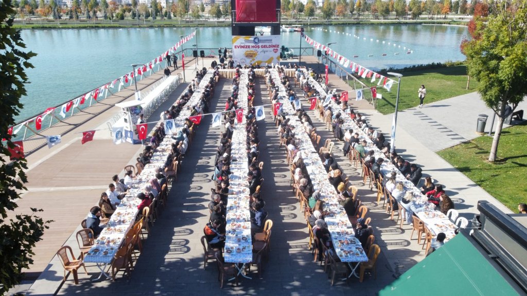 Başkan Aşgın, üniversite öğrencileriyle kahvaltıda bir araya geldi