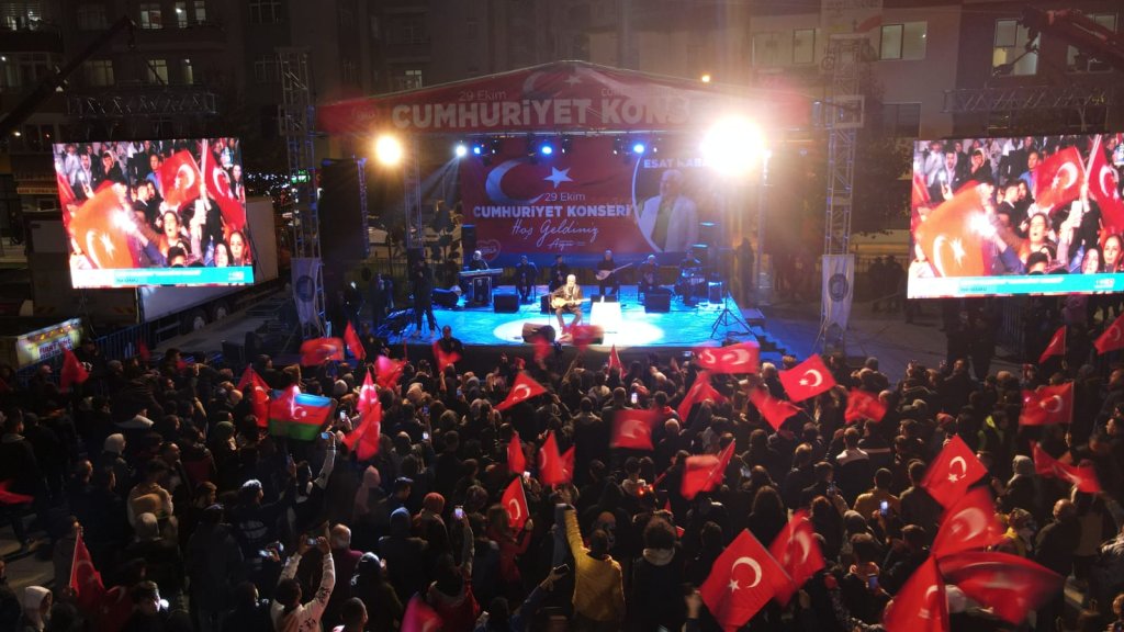 Esat Kabaklı Çorum'da konser verdi