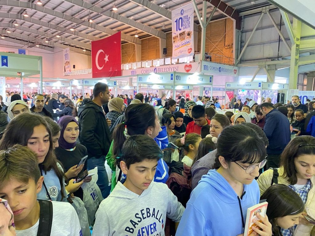 Yazarlar Okurlarıyla Buluşuyor