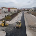 Belediye, Akpınar Caddesi’ni asfaltlıyor