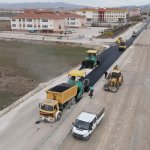 Belediye, Akpınar Caddesi’ni asfaltlıyor