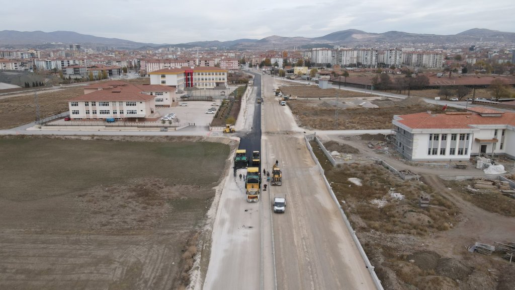 Belediye, Akpınar Caddesi’ni asfaltlıyor