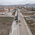 Belediye, Akpınar Caddesi’ni asfaltlıyor