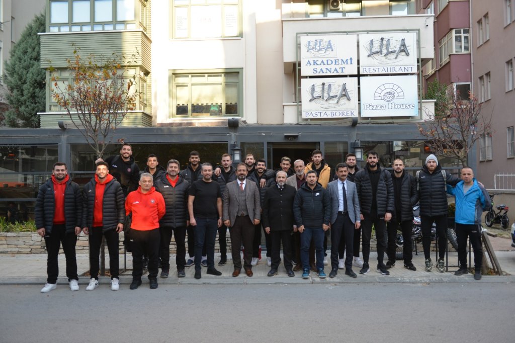 Namağlup voleybolculara baklava ikramı