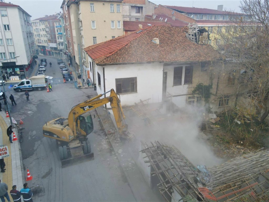 Tehlike Arz Eden Metruk Bina Yıkıldı