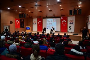 Başkan Aşgın, Üniversiteli Gençlerle Buluştu