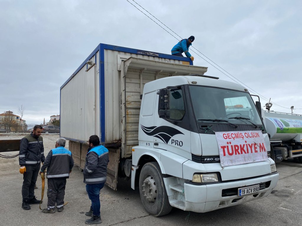 Belediye, afet bölgesine çadır ve seyyar tuvalet gönderiyor