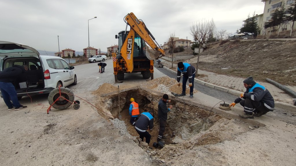 Belediye ekipleri kayıp kaçağa geçit vermiyor