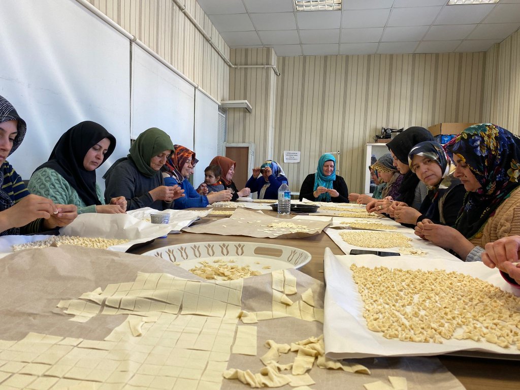 Depremzedeler için yarım ton mantı büktüler