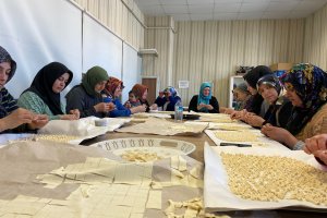 Depremzedeler için yarım ton mantı büktüler