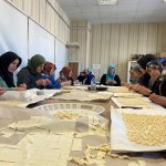 Depremzedeler için yarım ton mantı büktüler