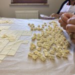 Depremzedeler için yarım ton mantı büktüler