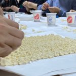 Depremzedeler için yarım ton mantı büktüler