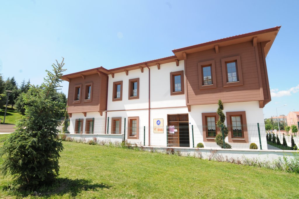 Belediye, kültür merkezlerinde sıcak çorba ve çay ikram ediyor