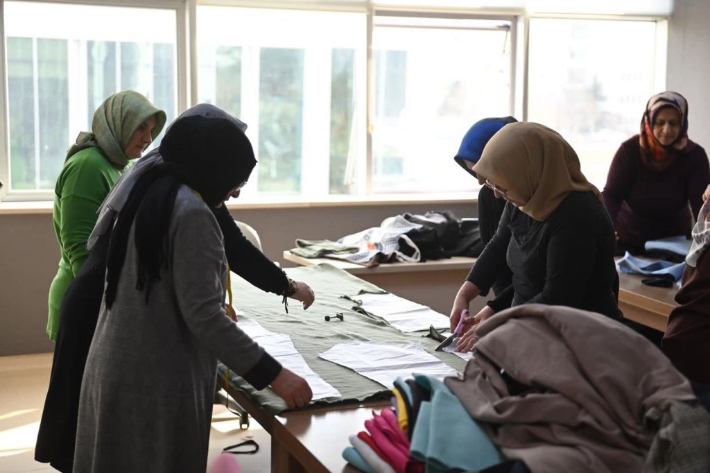 İyilik kumaşı, depremzedeler için “kışlık giysi” oluyor 