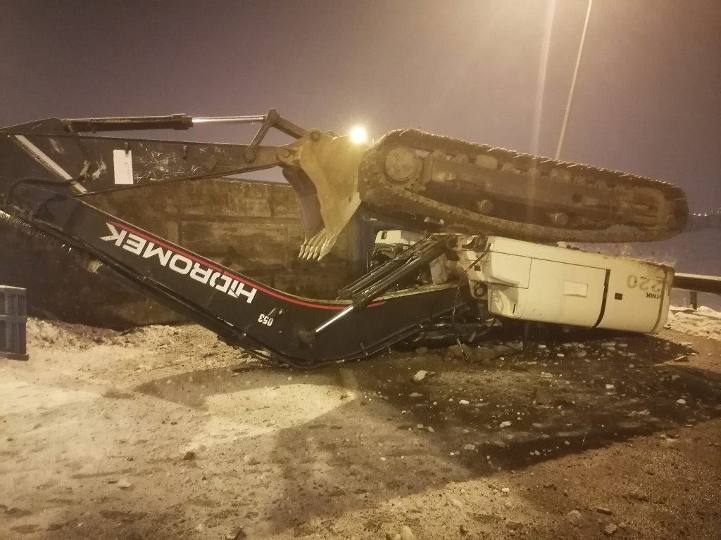 Çorum Belediyesi’ne ait ekskavatör yüklü tır kaza yaptı 