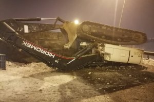 Çorum Belediyesi’ne ait ekskavatör yüklü tır kaza yaptı 