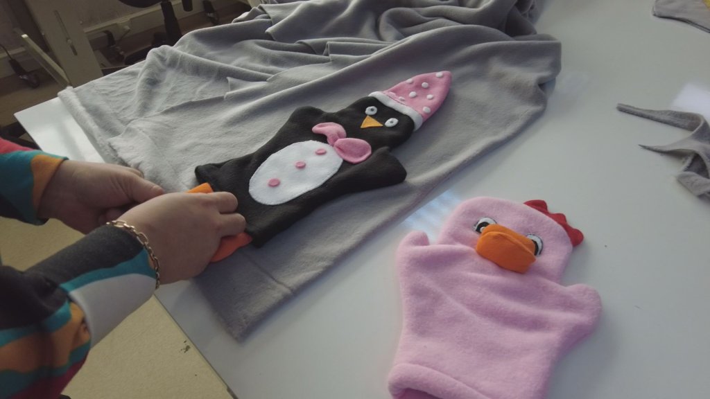 Depremzede çocuklar için oyuncak yapıyorlar