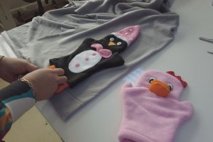 Depremzede çocuklar için oyuncak yapıyorlar