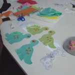 Depremzede çocuklar için oyuncak yapıyorlar