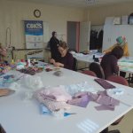 Depremzede çocuklar için oyuncak yapıyorlar