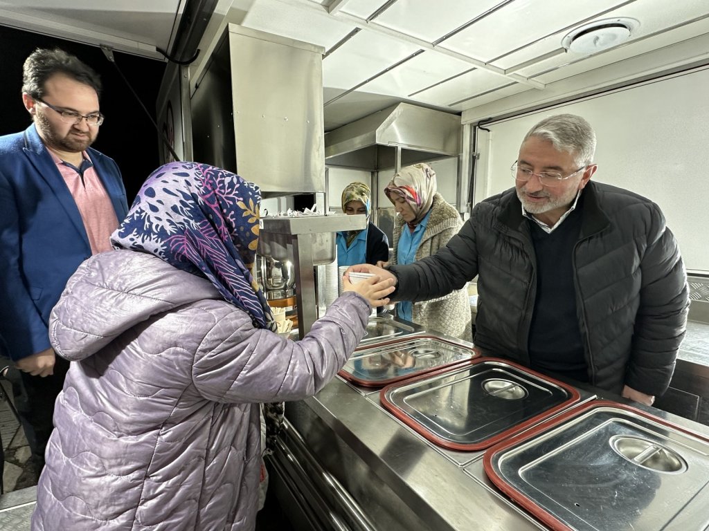 Belediyeden teravih sonrası salep ikramı 