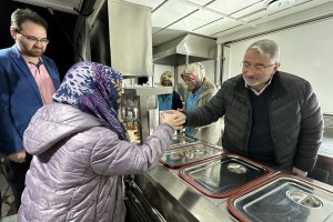 Belediyeden teravih sonrası salep ikramı 