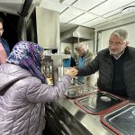 Belediyeden teravih sonrası salep ikramı 