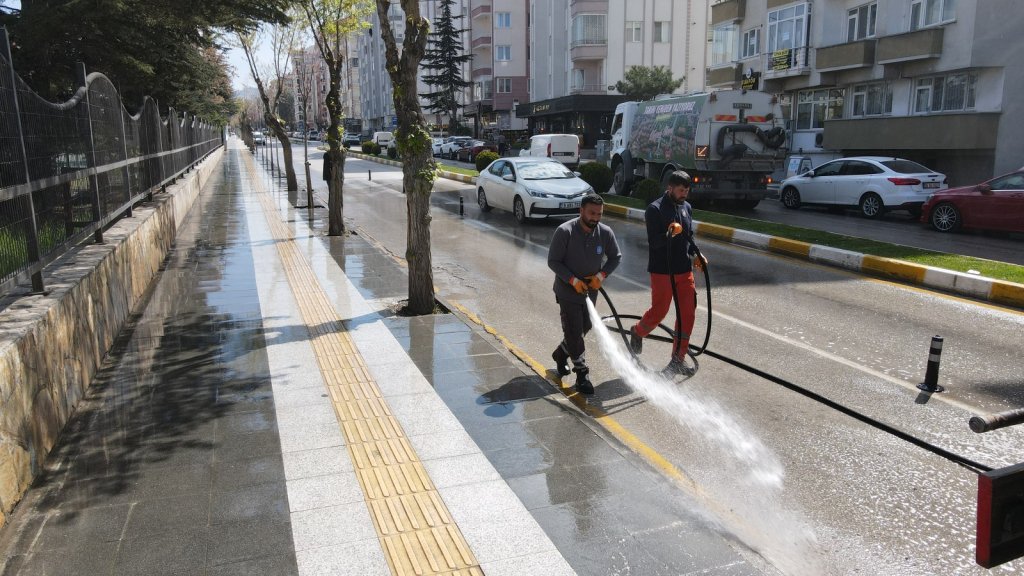 Caddelerde bayram temizliği