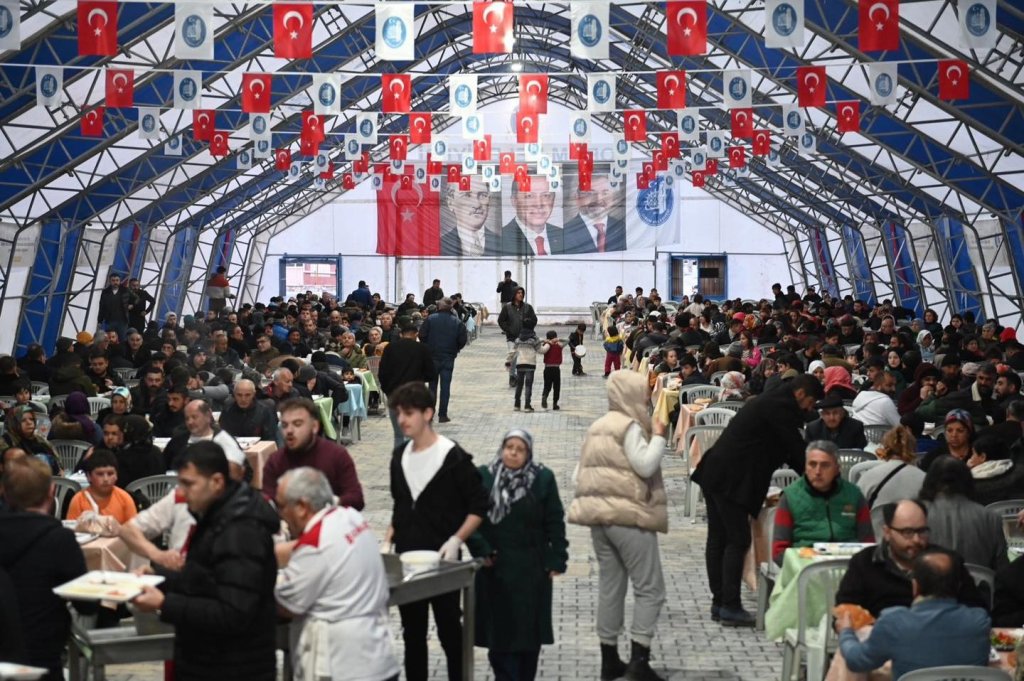 Her gün bin kişi aynı sofrada buluşuyor