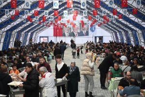 Her gün bin kişi aynı sofrada buluşuyor