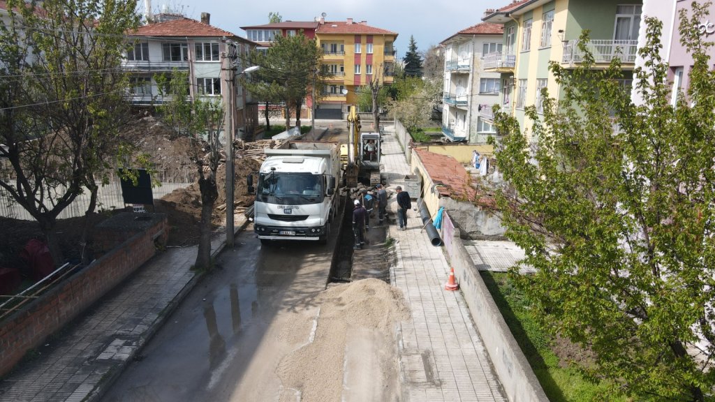 Belediye, yağmursuyu hattı çalışmalarını tam gaz sürdürüyor