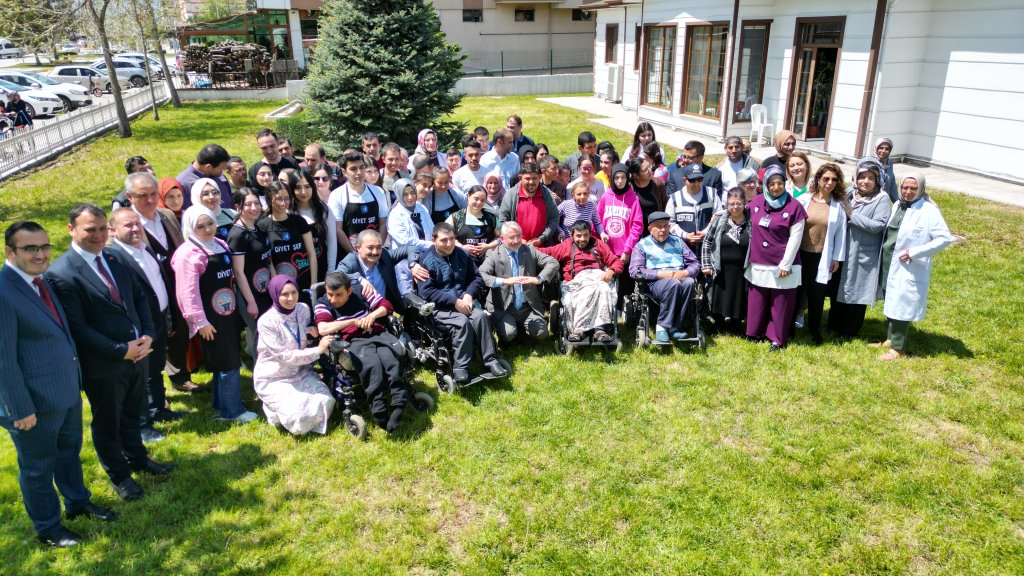 Başkan Aşgın, engelli öğrencilerle yemek yaptı