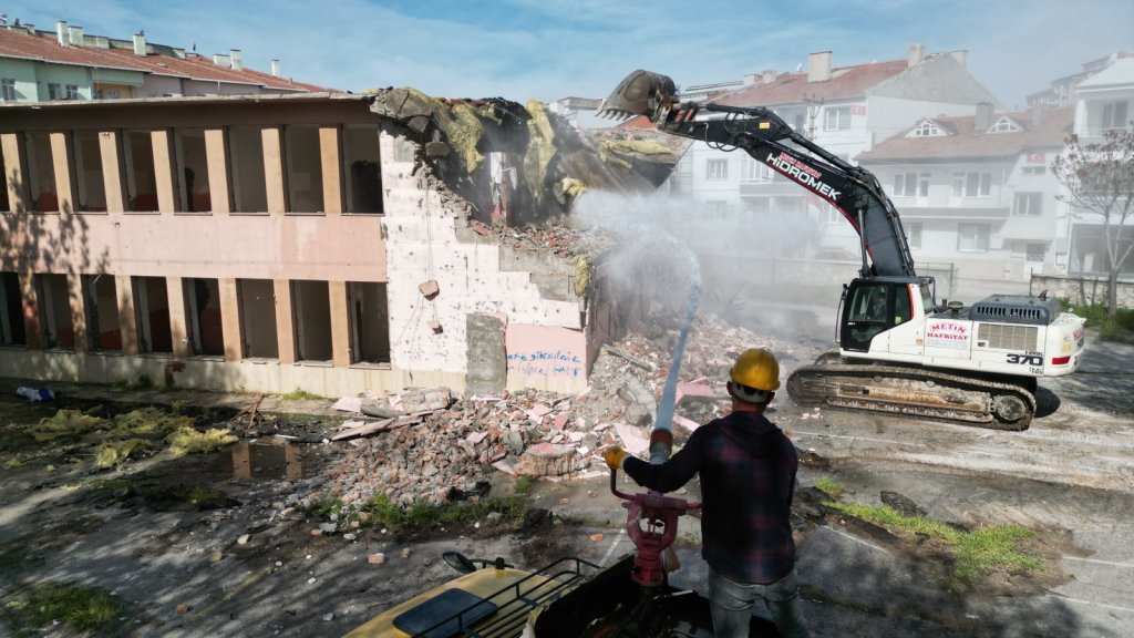 Eski Kız İmam Hatip Lisesi binası yıkıldı