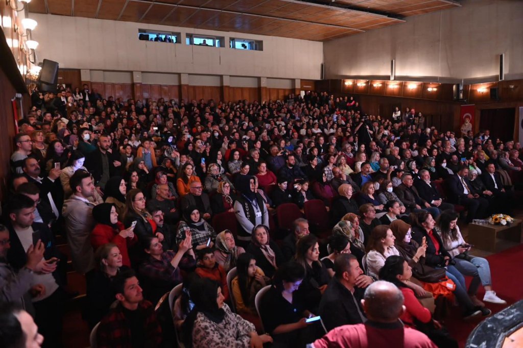 Türk Halk Müziği konserinde salon dolup taştı