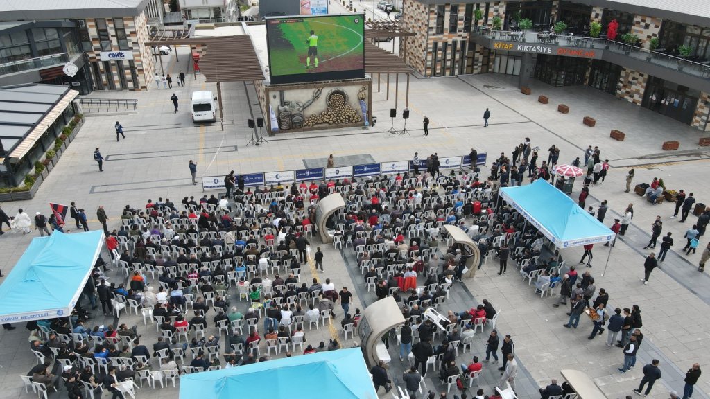 Taraftar maçı dev ekrandan izledi 