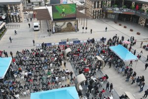 Taraftar maçı dev ekrandan izledi 