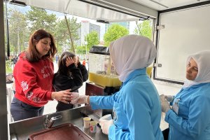 Belediyeden öğrencilere limonata ikramı 