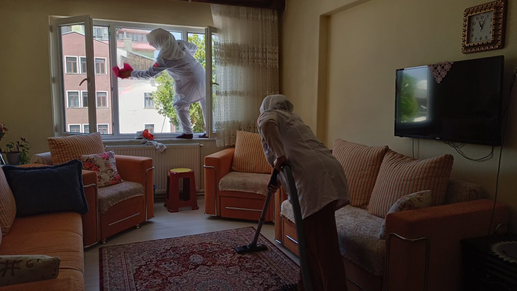 Ev temizliği hizmetiyle yaşlıların yüzü gülüyor