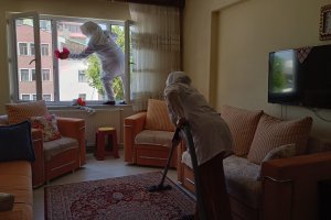 Ev temizliği hizmetiyle yaşlıların yüzü gülüyor