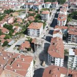 Yol ortasında kalan bir bina daha yıkıldı