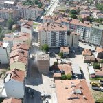 Yol ortasında kalan bir bina daha yıkıldı