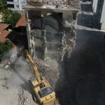 Yol ortasında kalan bir bina daha yıkıldı