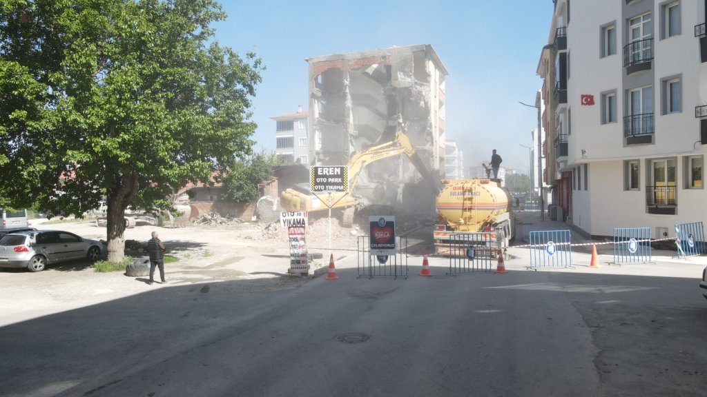 Yol ortasında kalan bir bina daha yıkıldı